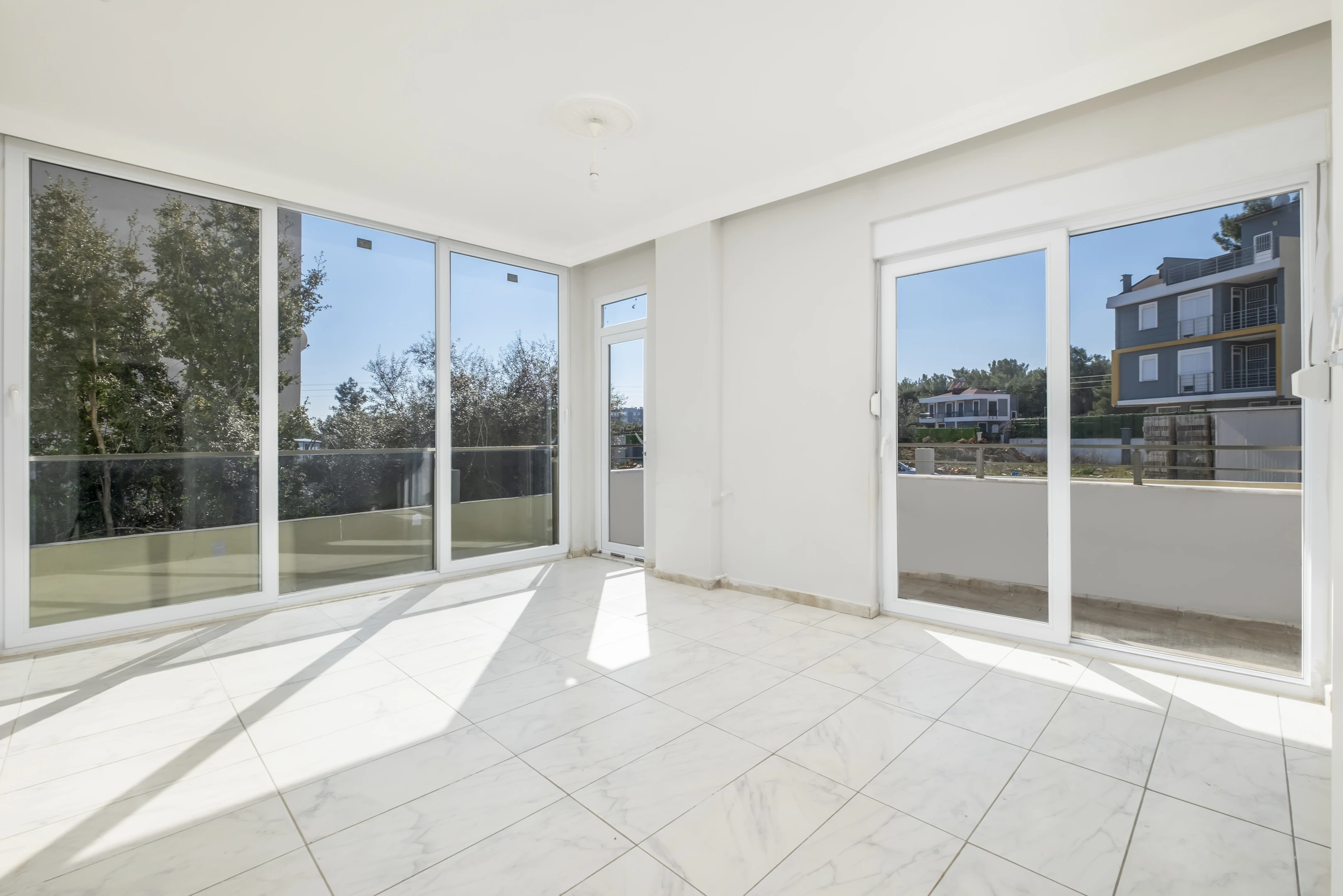 Varsak`ta 220m² Arsa Üzerinde 4 Adet 2+1 Komple Bina