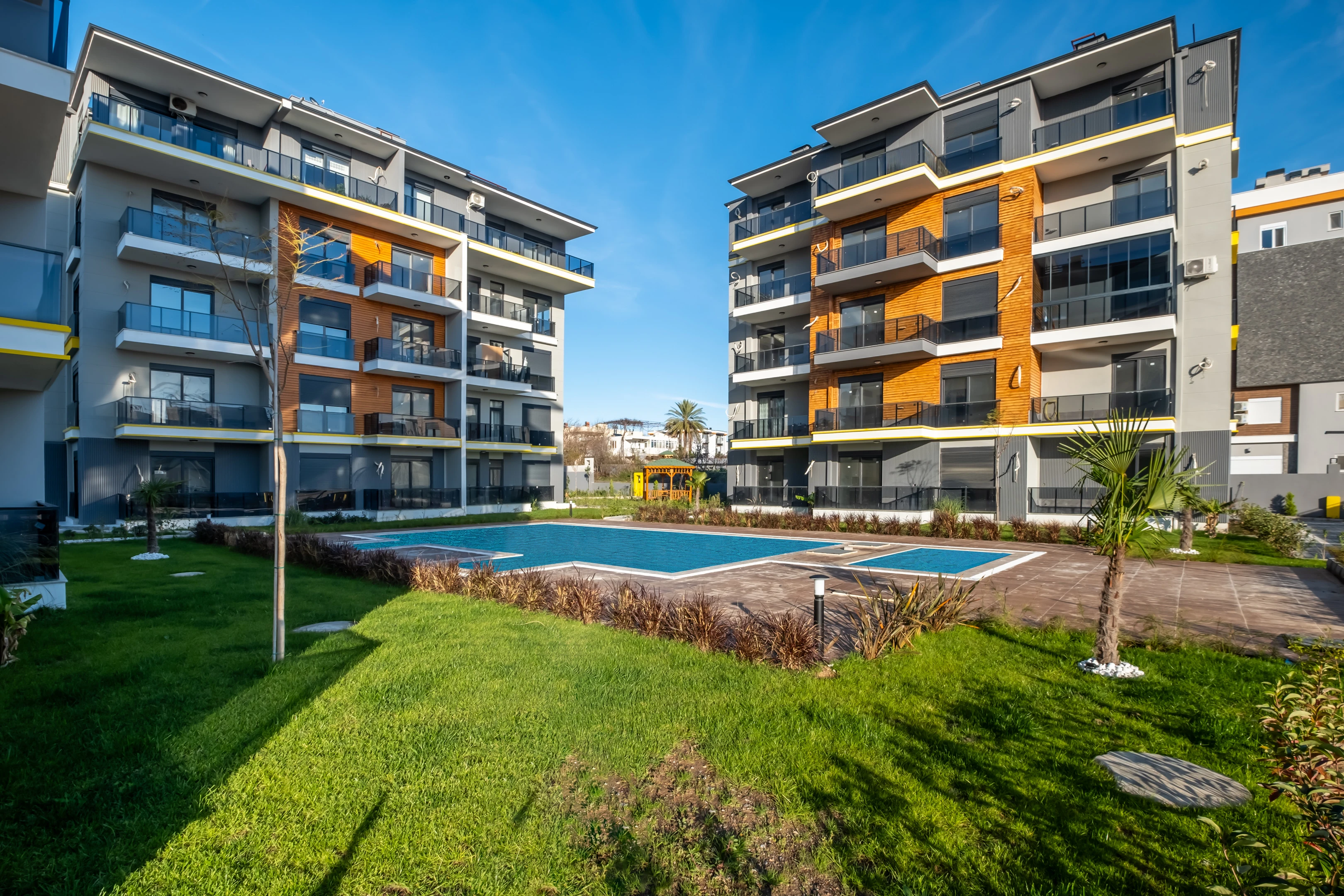 Altıntaş`ta Satılık 2+1 Bahçe Katı 84m² Havuz+Site+İIskan