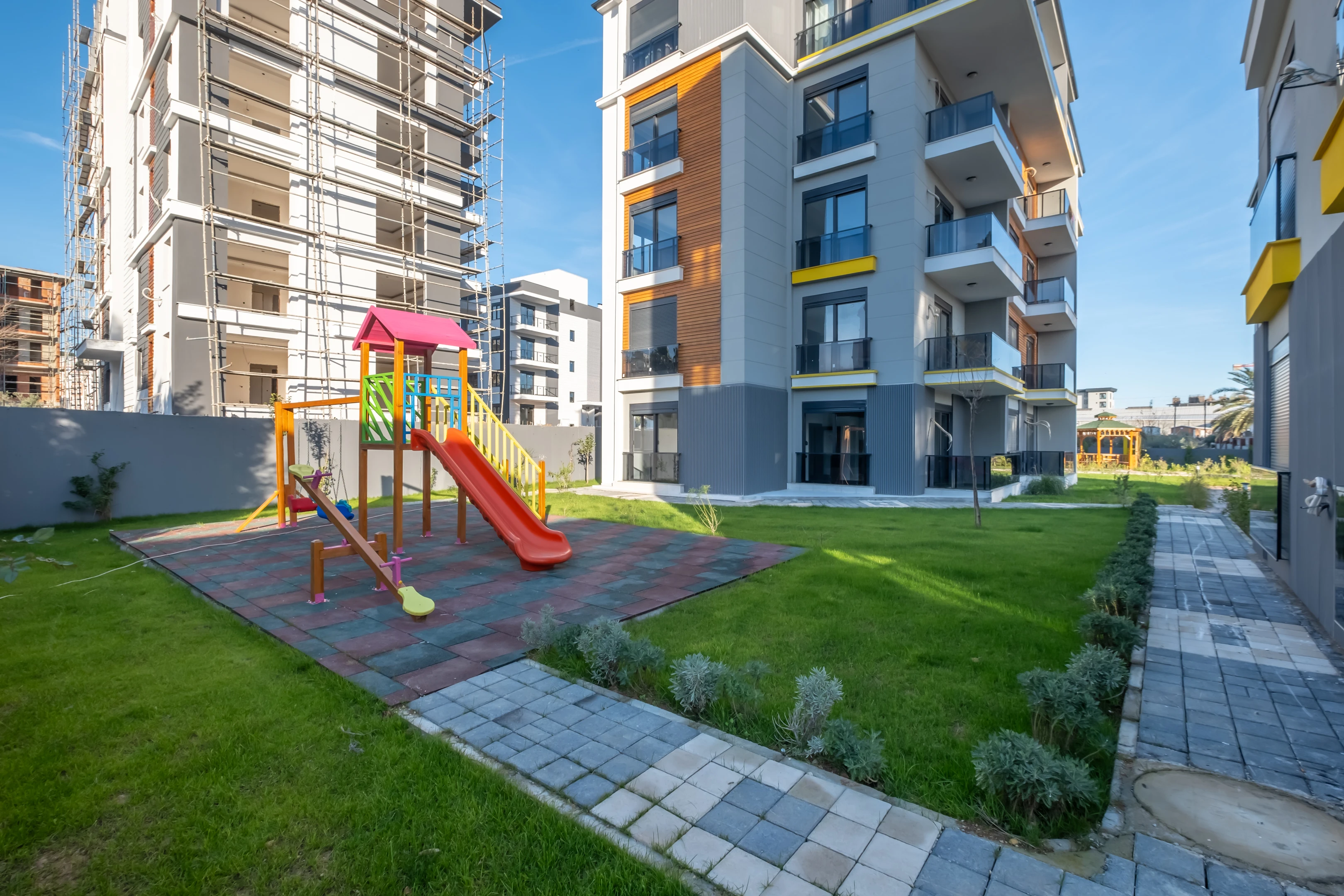 Altıntaş`ta Satılık 2+1 Bahçe Katı 84m² Havuz+Site+İIskan