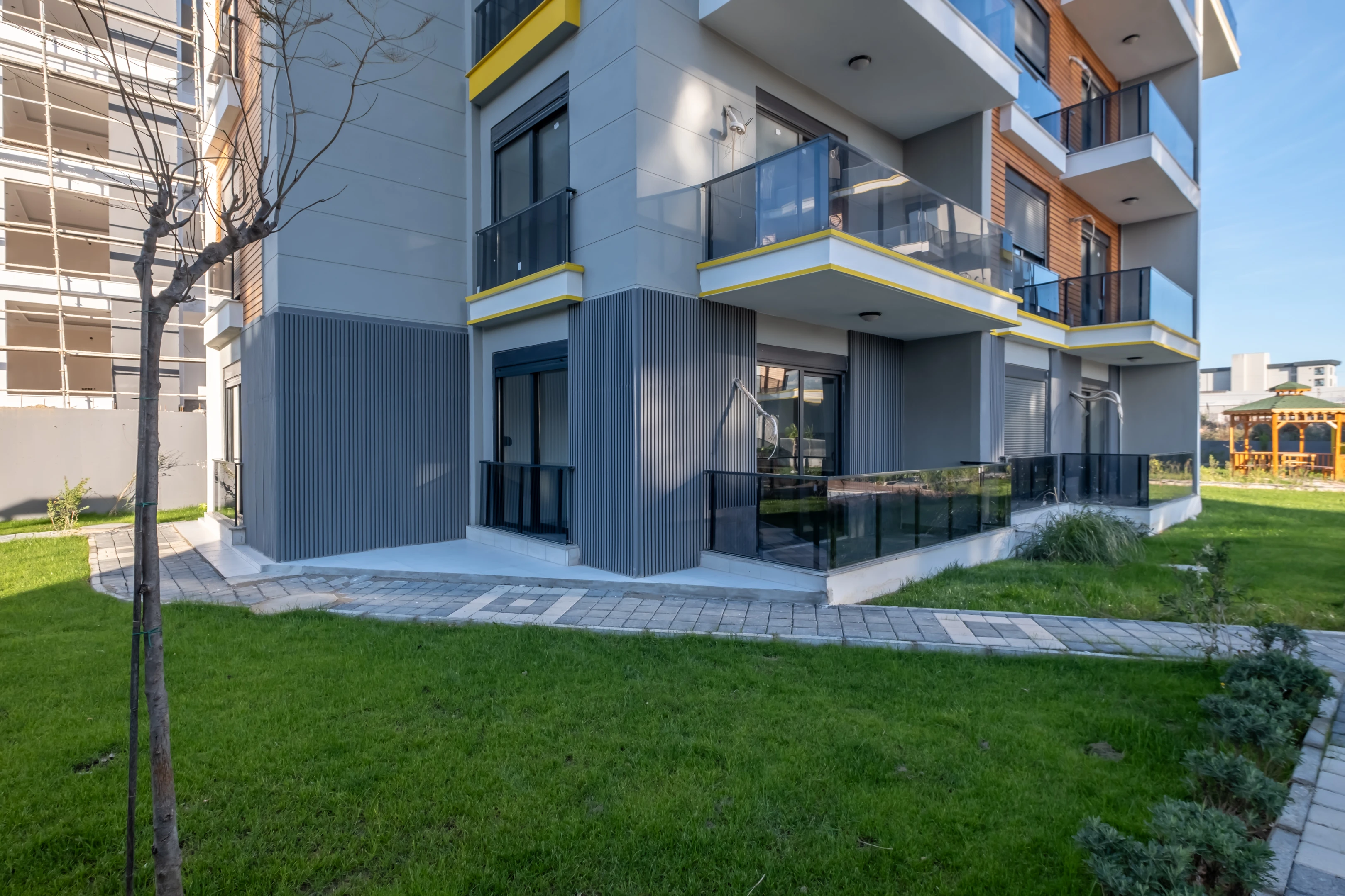 Altıntaş`ta Satılık 2+1 Bahçe Katı 84m² Havuz+Site+İIskan