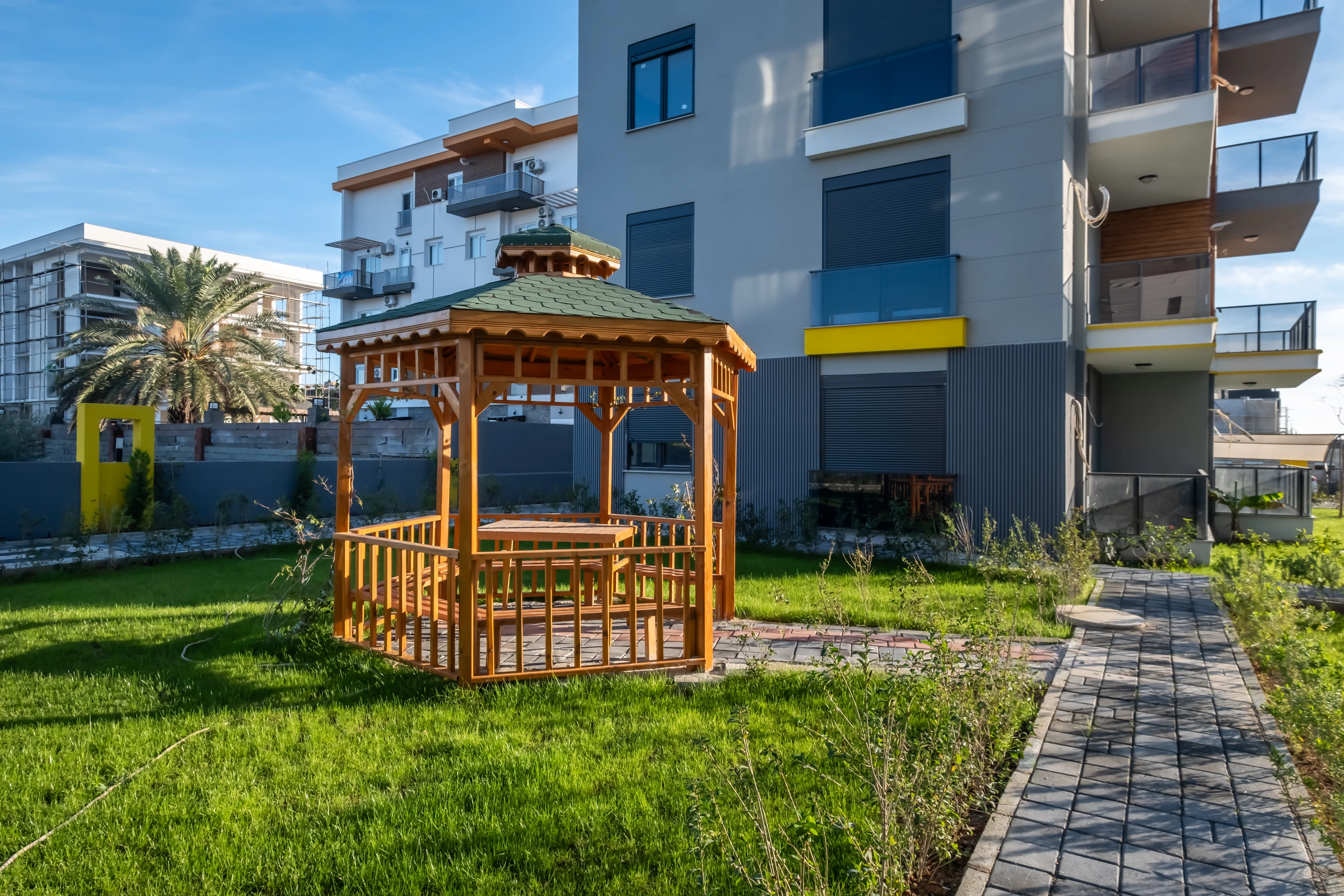 Altıntaş`ta Satılık 2+1 Bahçe Katı 84m² Havuz+Site+İIskan