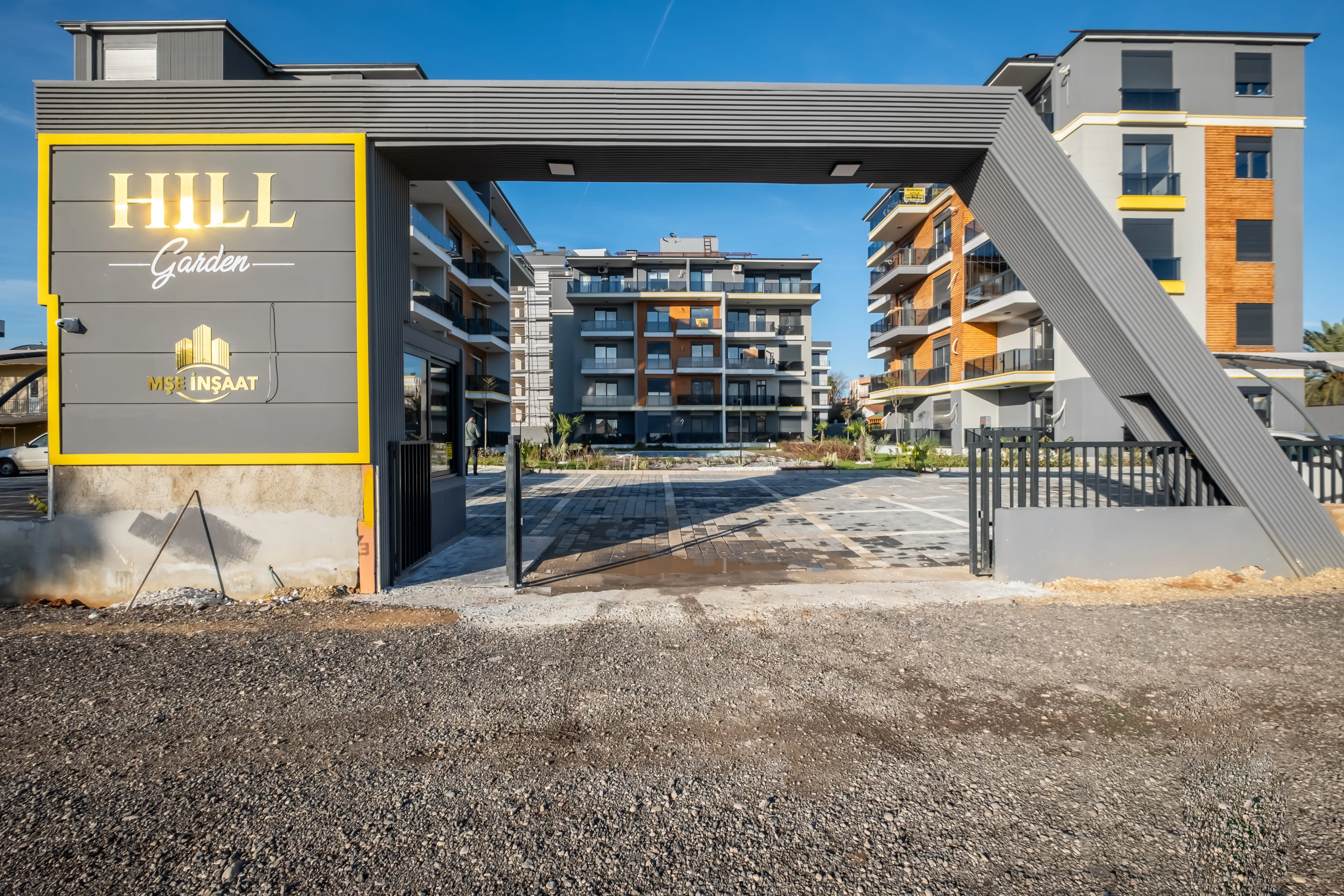 Altıntaş`ta 2+1 Ara Kat 84m² Havuzlu Sitede Oturum-iskan Var