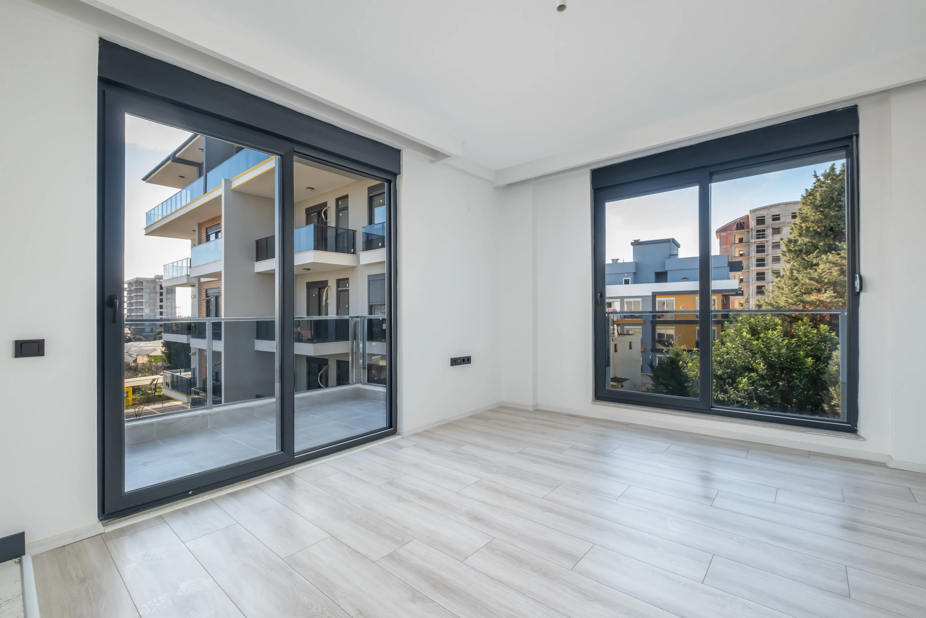 Altıntaş`ta 2+1 Ara Kat 84m² Havuzlu Sitede Oturum-iskan Var