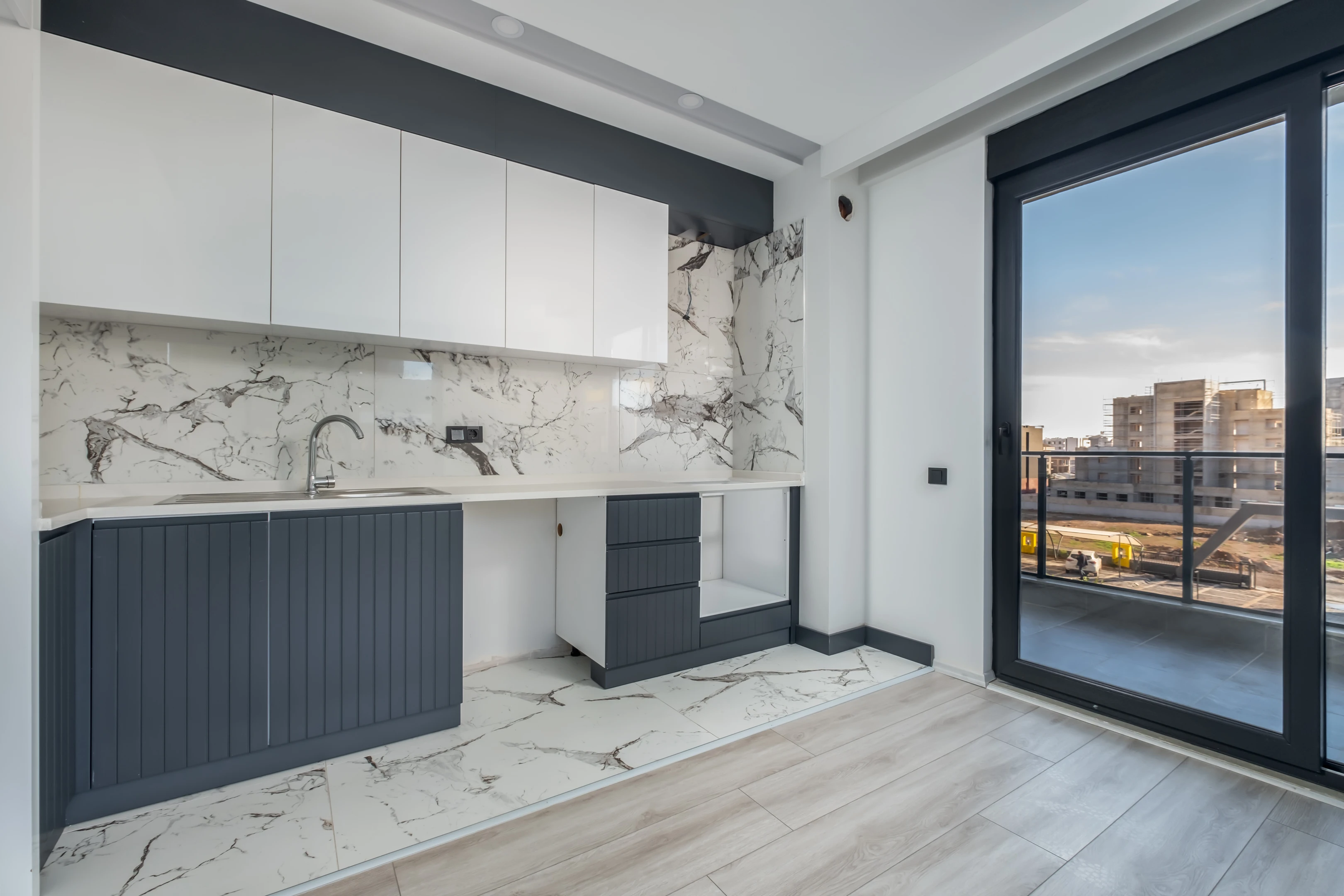 Altıntaş`ta 2+1 Ara Kat 84m² Havuzlu Sitede Oturum-iskan Var