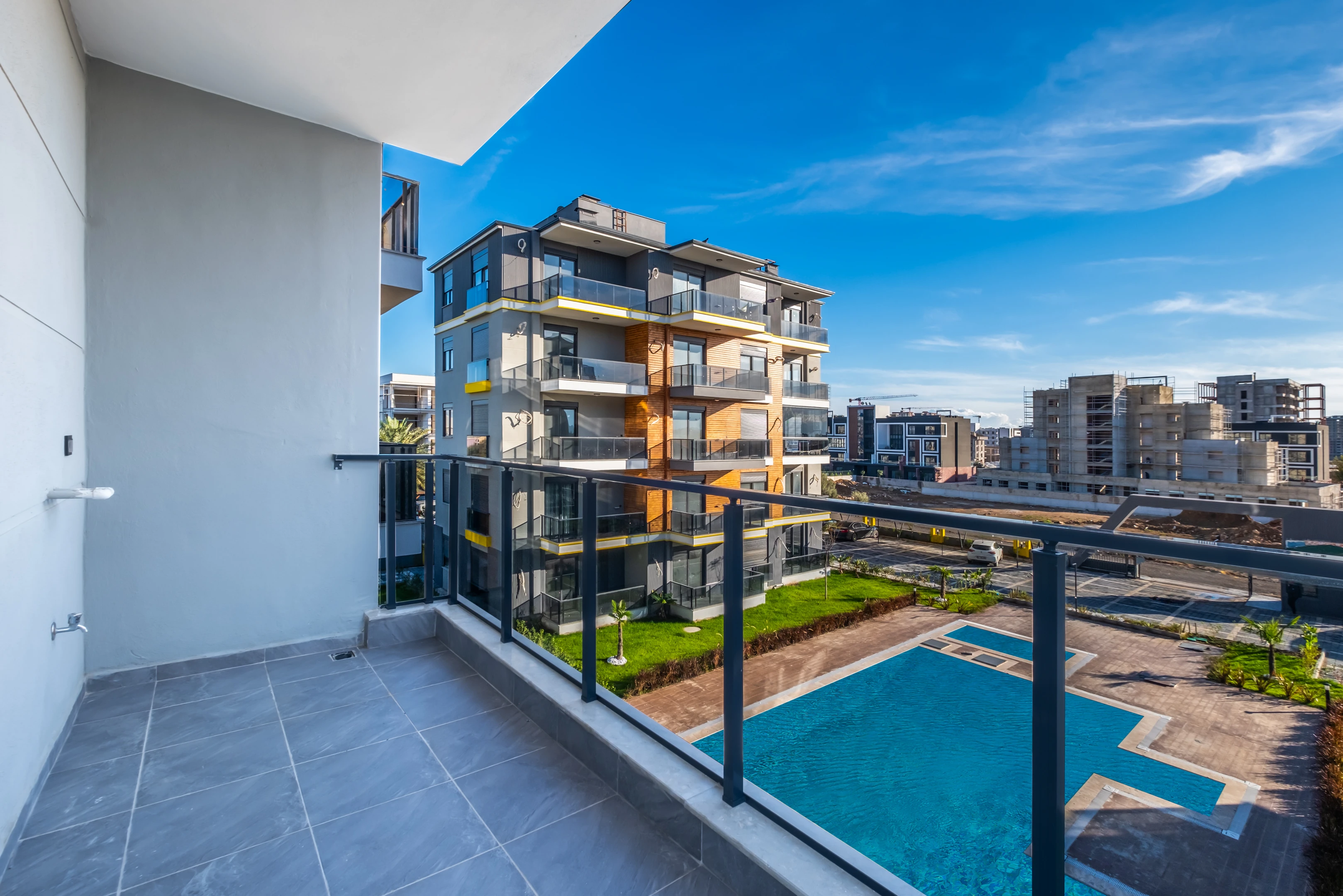 Altıntaş`ta 2+1 Ara Kat 84m² Havuzlu Sitede Oturum-iskan Var