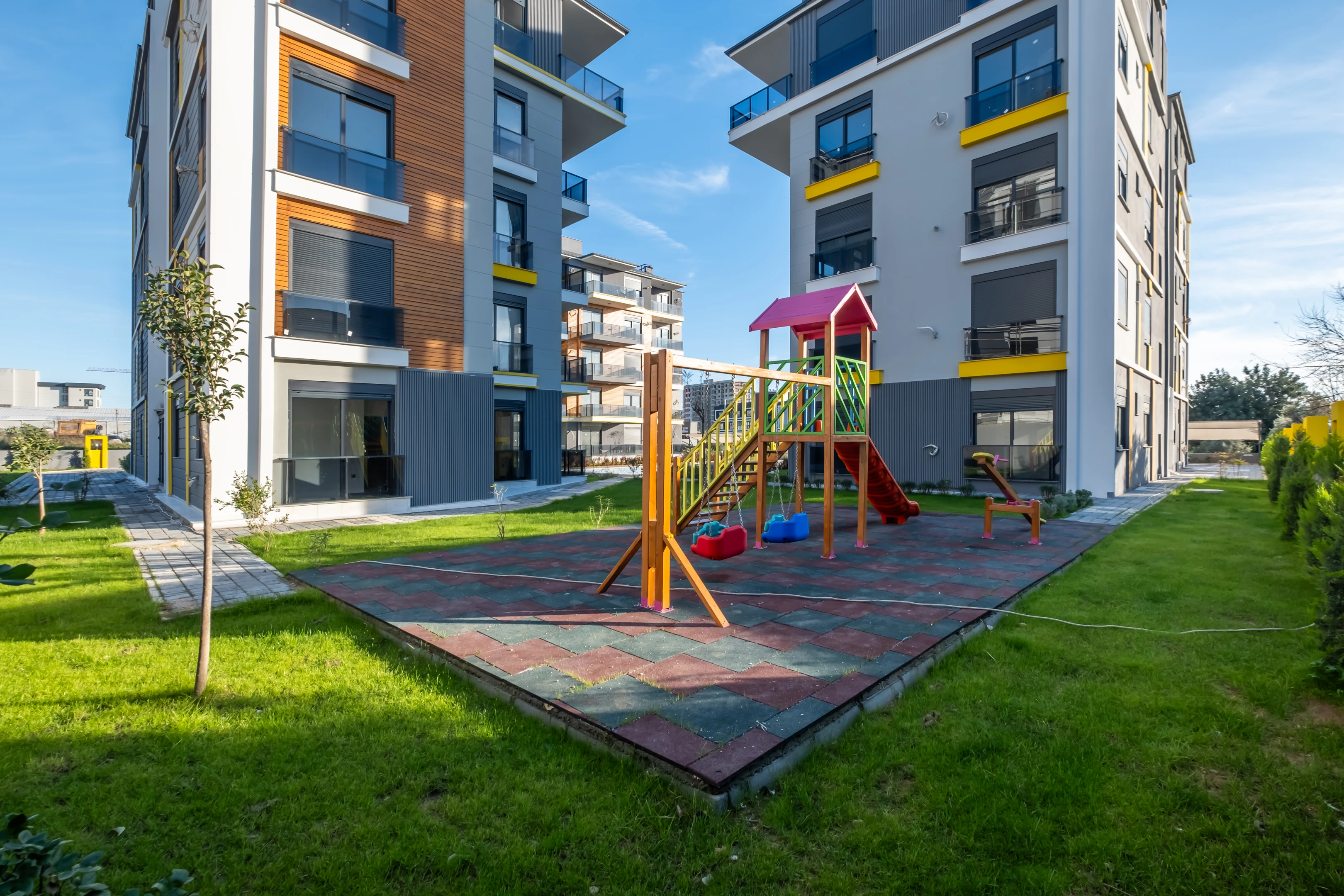 Altıntaş`ta 2+1 Ara Kat 84m² Havuzlu Sitede Oturum-iskan Var