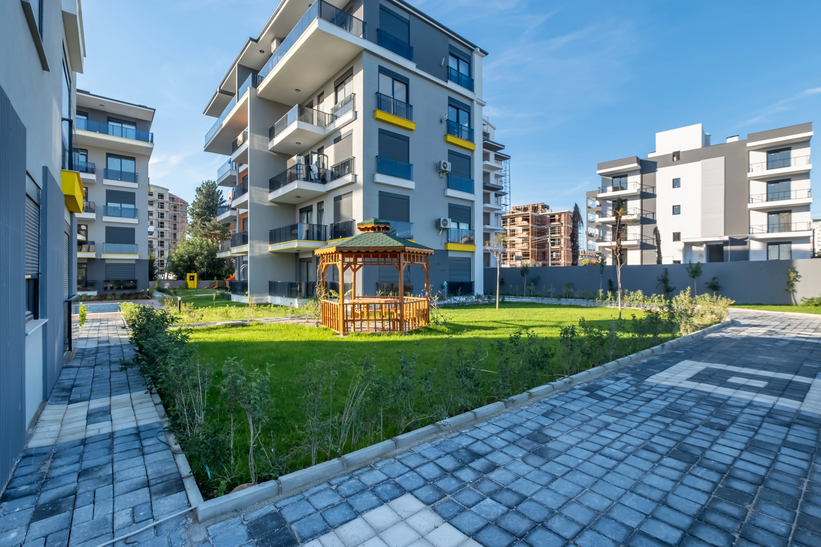 Altıntaş`ta 2+1 Ara Kat 84m² Havuzlu Sitede Oturum-iskan Var