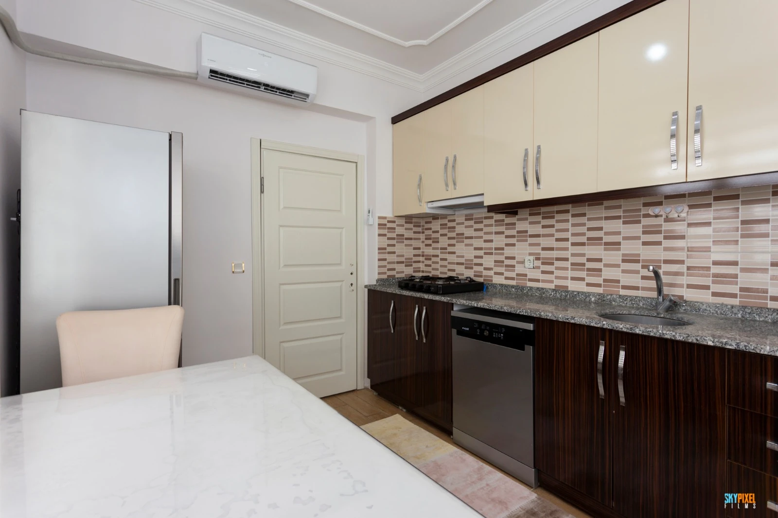 Eşyalı (sıfır) Kiralık 3+1 Daire (196 m²) , Otoparklı