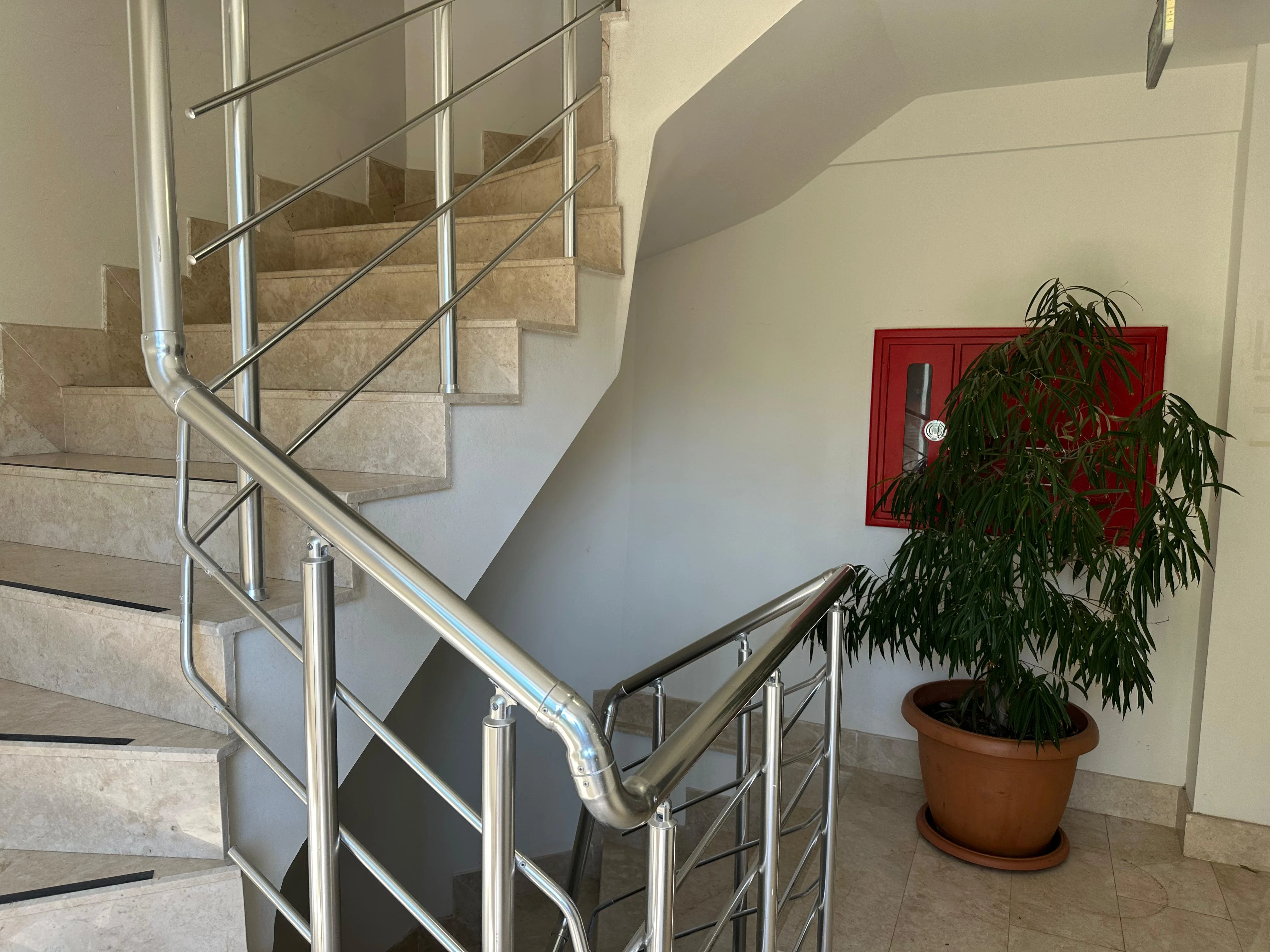 Barınaklar Blv.MigrosJet Altında 795m² Yeni Nesil Asansörlü Depo